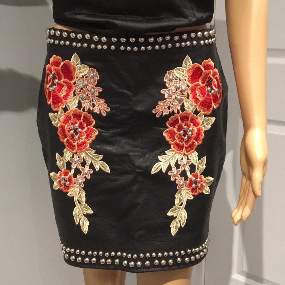 Faux leather embroidered flowers skirt size M